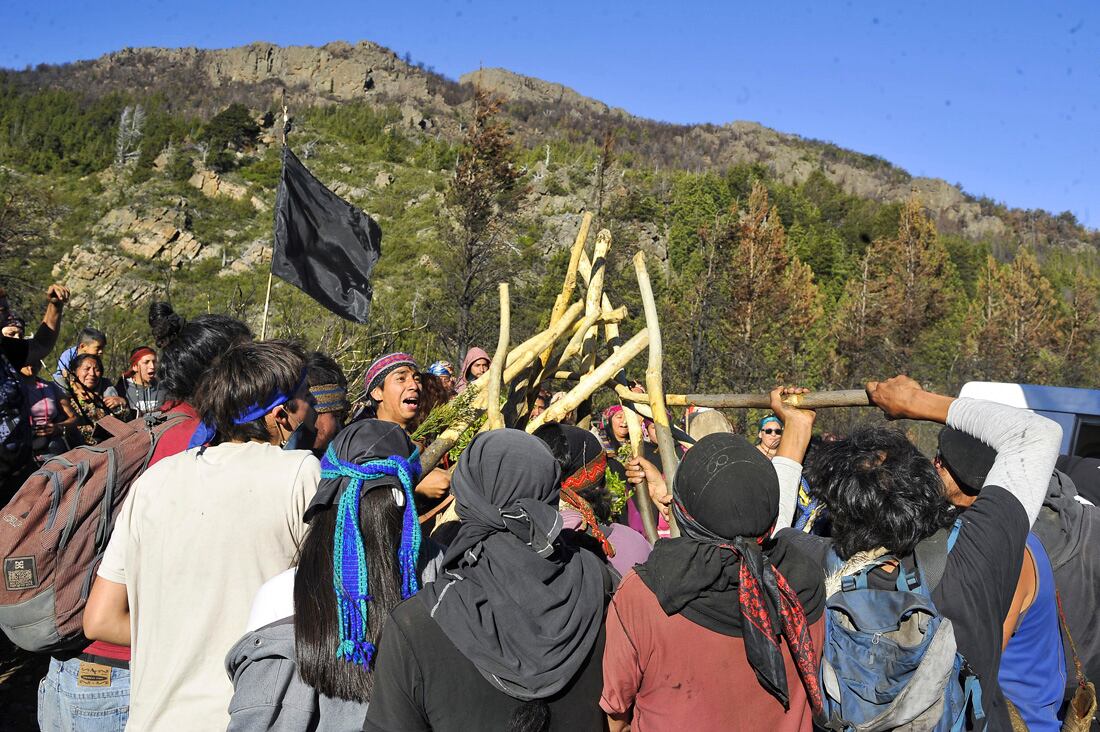 El cuerpo de Elías Garay, el joven mapuche asesinado en el predio Cuesta del Ternero, fue retirado por su madre y su hermano. Foto La Voz.