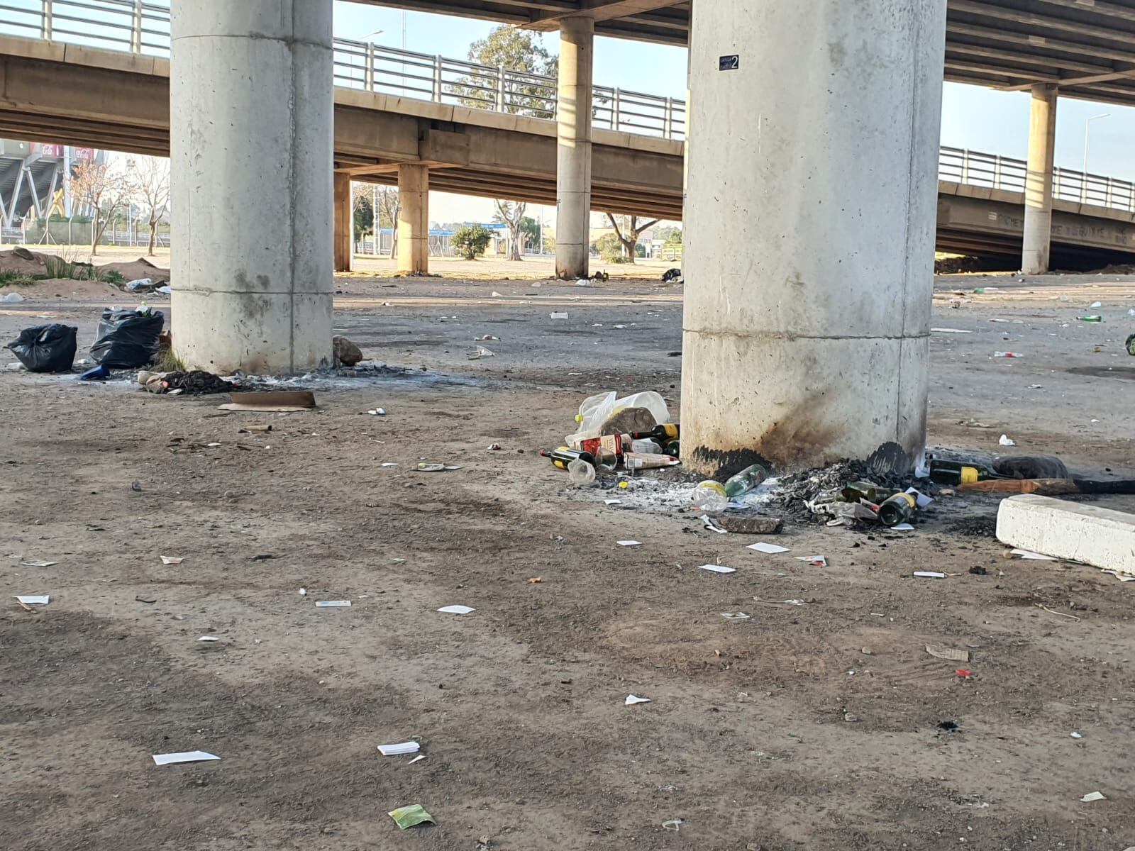 Indignación de los vecinos en los alrededores del estadio Mario Kempes por la cantidad de basura acumulada y que no se retira. (Gentileza)