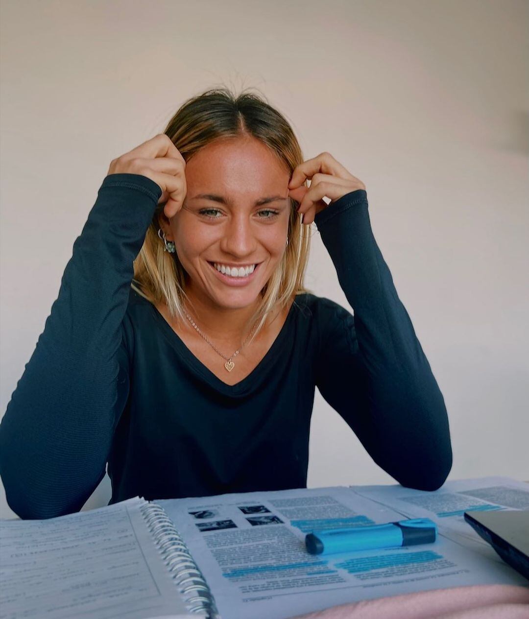 Julieta Jankunas también muestra sus momentos estudiando.