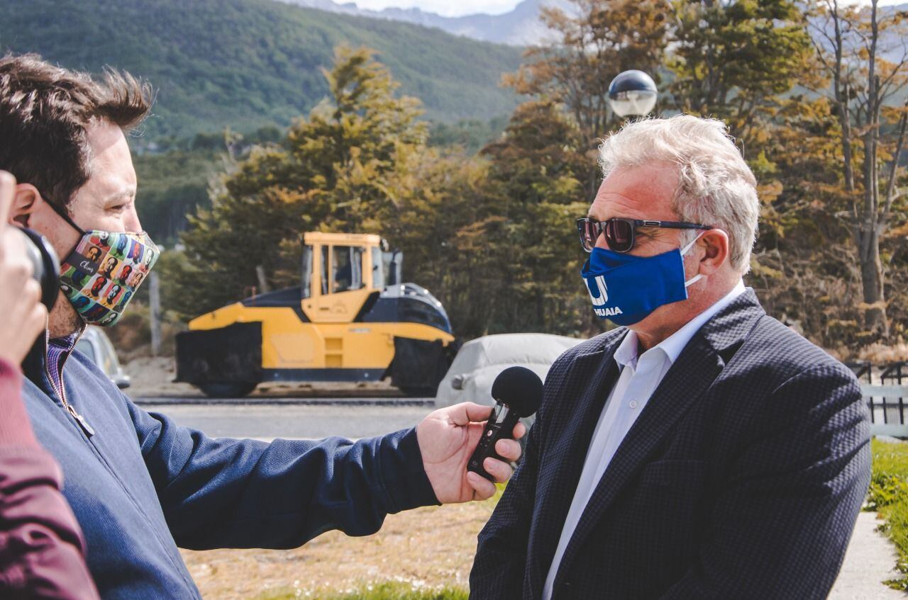 Comenzó la etapa de pavimentación de la calle Bahía de los Abrigos en el barrio Río Pipo en el marco del Plan de Obras de la Municipalidad de Ushuaia.