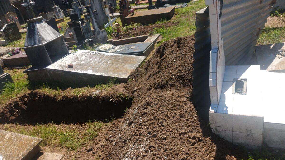 Macabro: fue al cementerio a visitar a sus suegros y descubrió que había otro cuerpo en la fosa