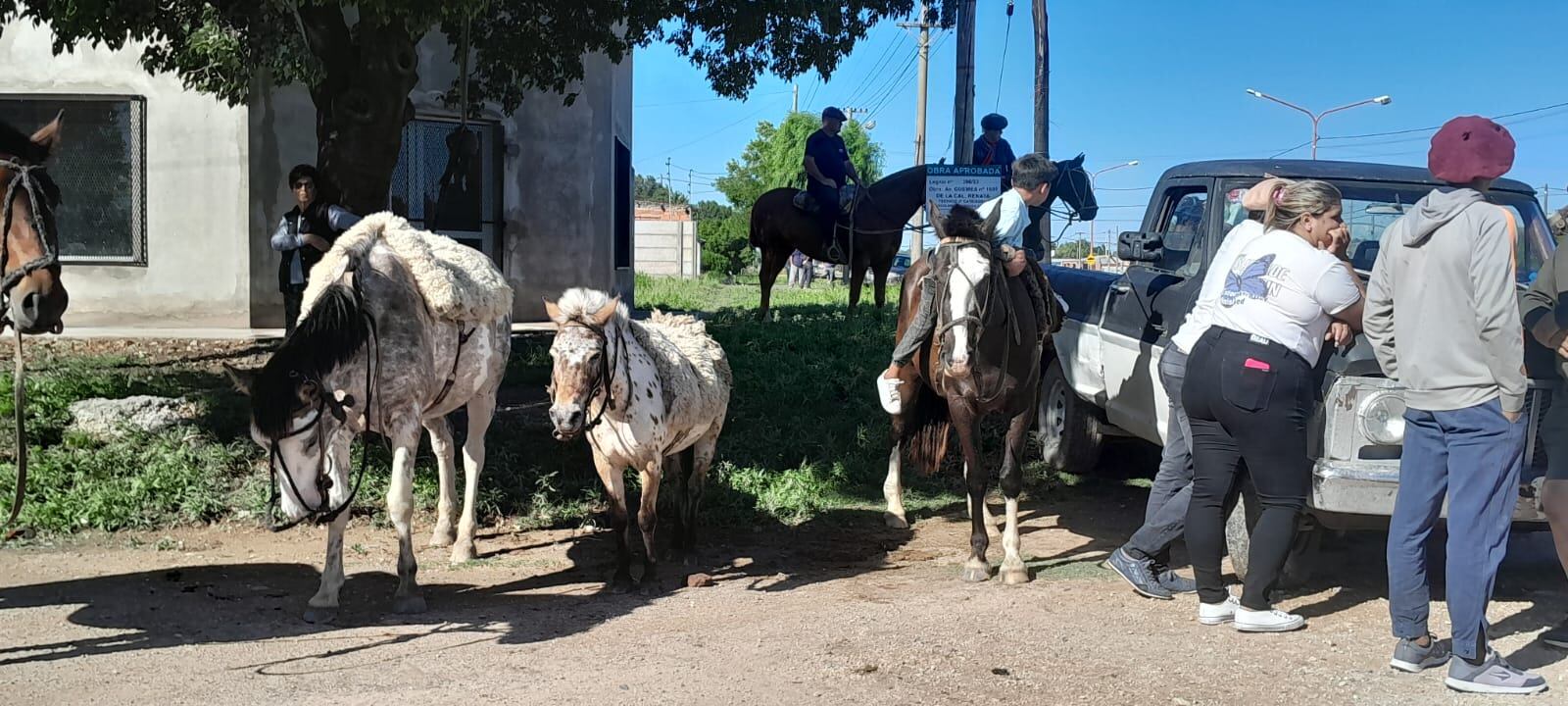 Caravana a caballo y globos blancos para despedir a Agustín en el día de su cumpleaños