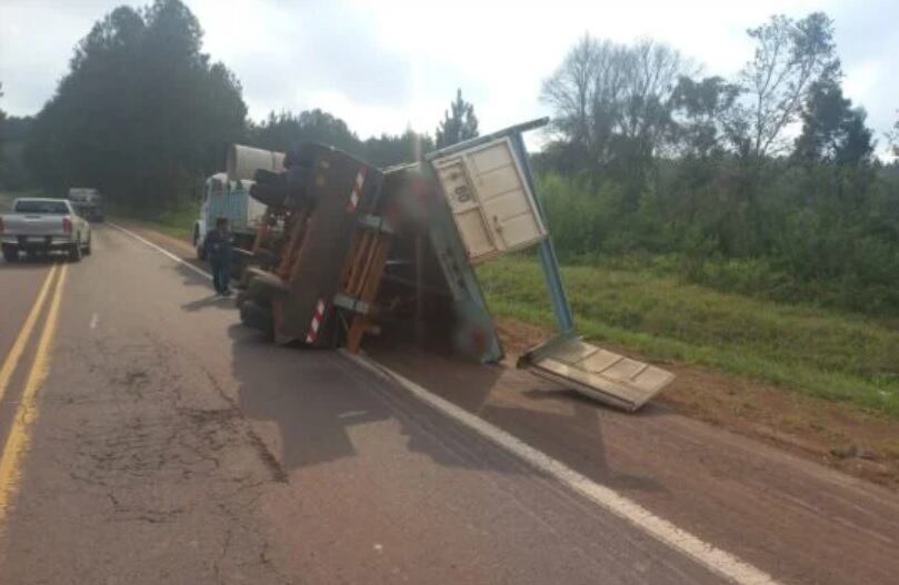 Colonia Delicia: un conductor despistó con un camión de gran porte y afortunadamente salió ileso.