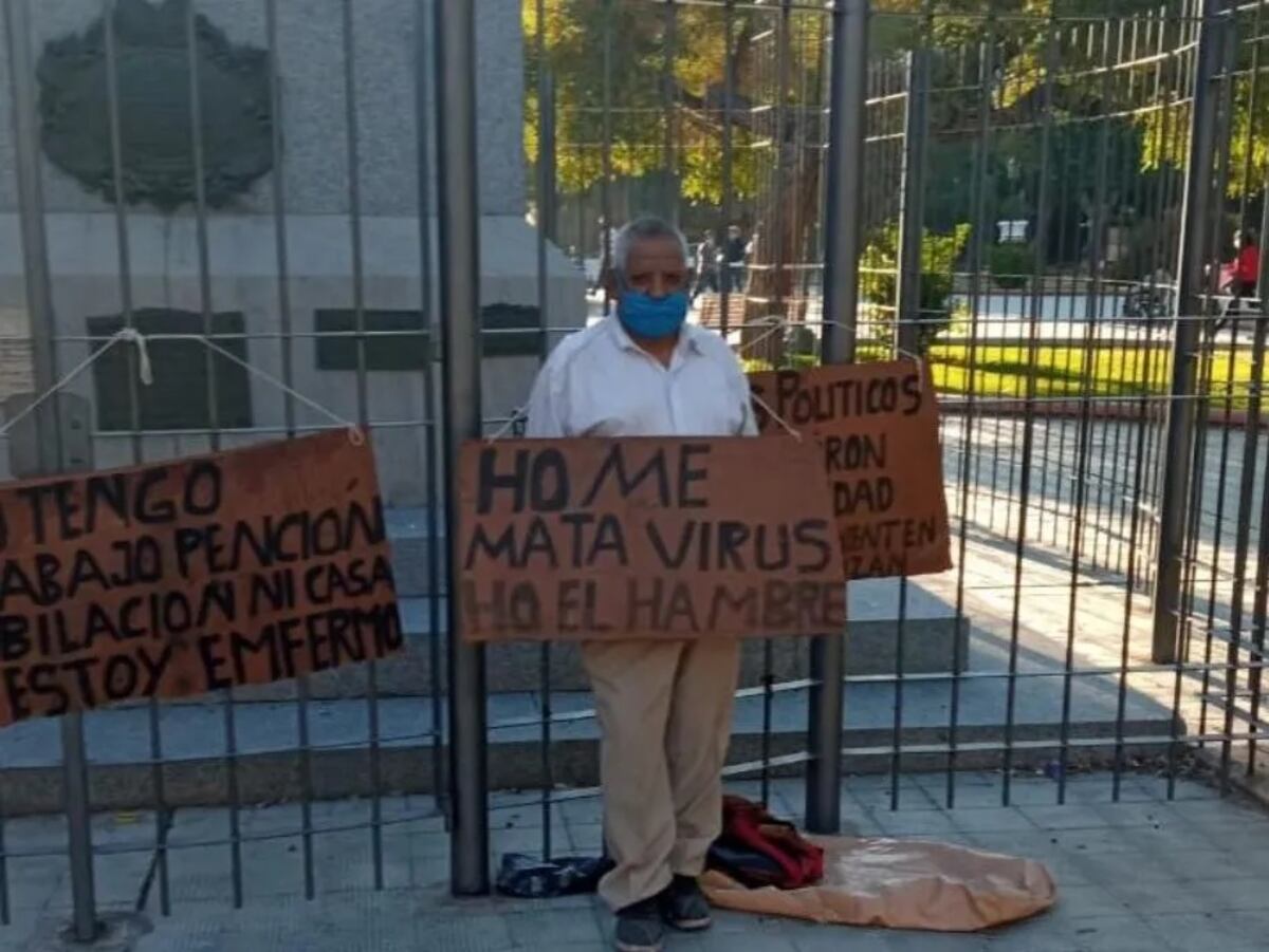 El hombre que se encadenó en la Plaza 25 de Mayo será asistido por Desarrollo Humano