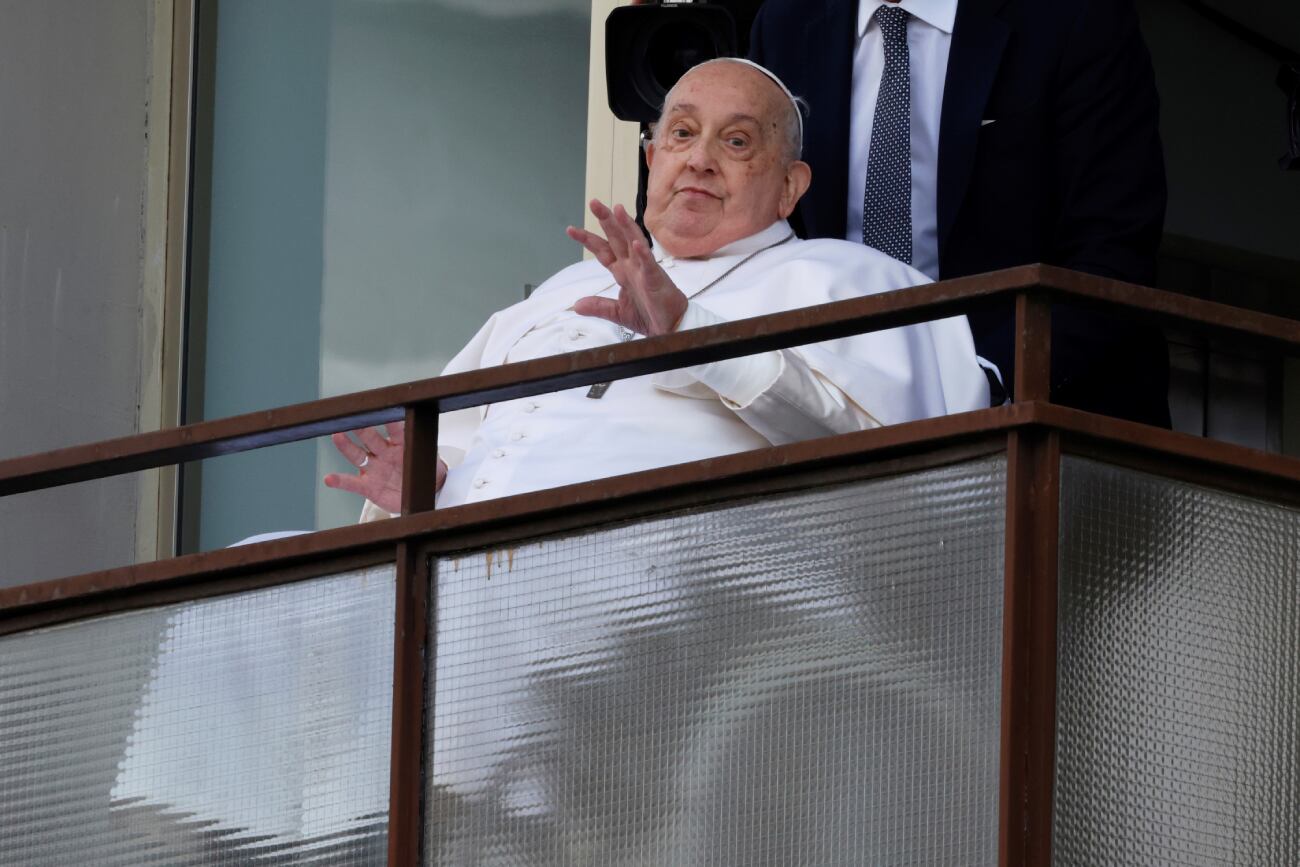 El papa Francisco saluda desde un balcón del Policlínico Agostino Gemelli en Roma, el domingo 23 de marzo de 2025. (AP / Domenico Stinellis)