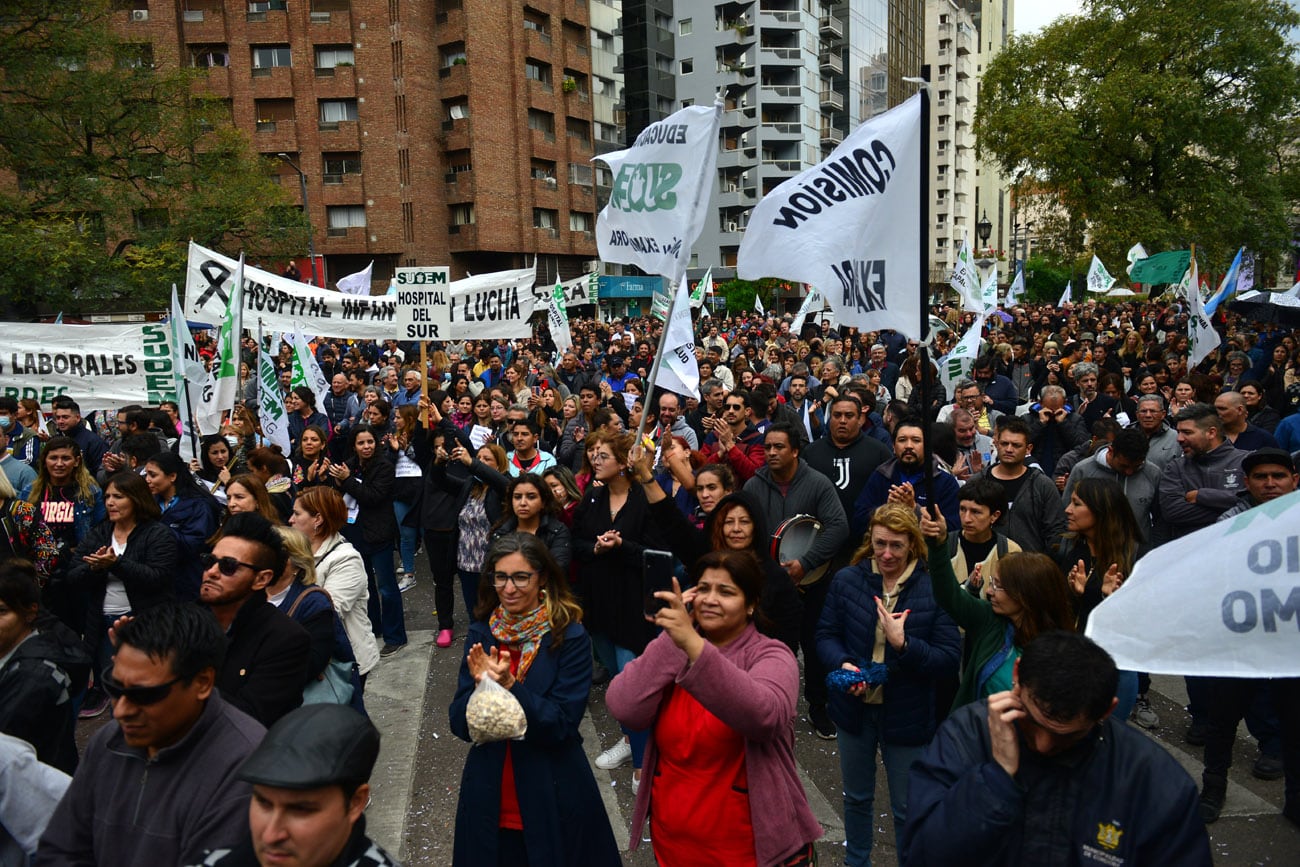 Con masiva movilización el gremio de los empleados de la Municipalidad de Córdoba (Suoem) realizó este miércoles una asamblea general frente al Palacio 6 de Julio, comandada por el secretario general Rubén Daniele.  (Nicolás Bravo / La Voz)