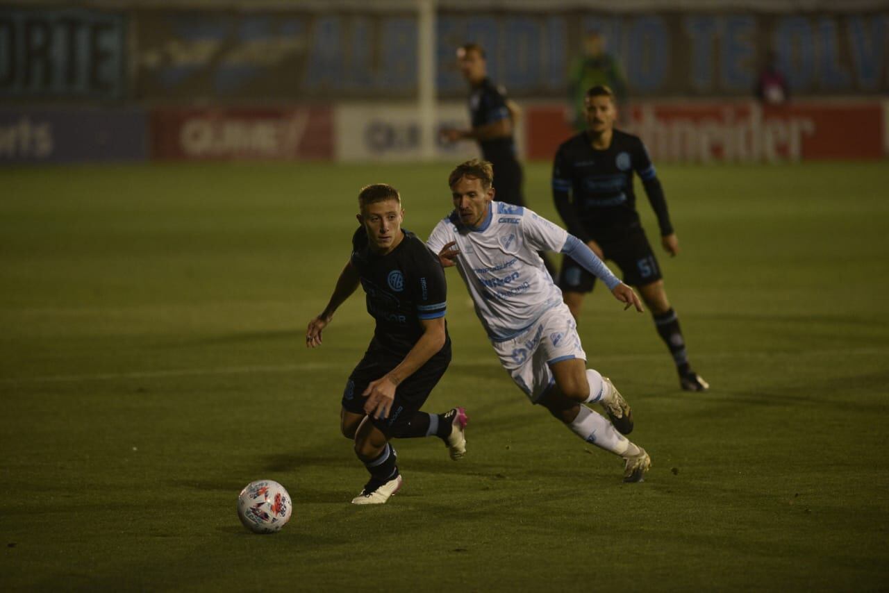 El lateral Juan Barinaga controla la pelota en el partido entre Belgrano y Temperley por la Primera Nacional, disputado en el Gigante de Alberdi. (Facundo Luque)