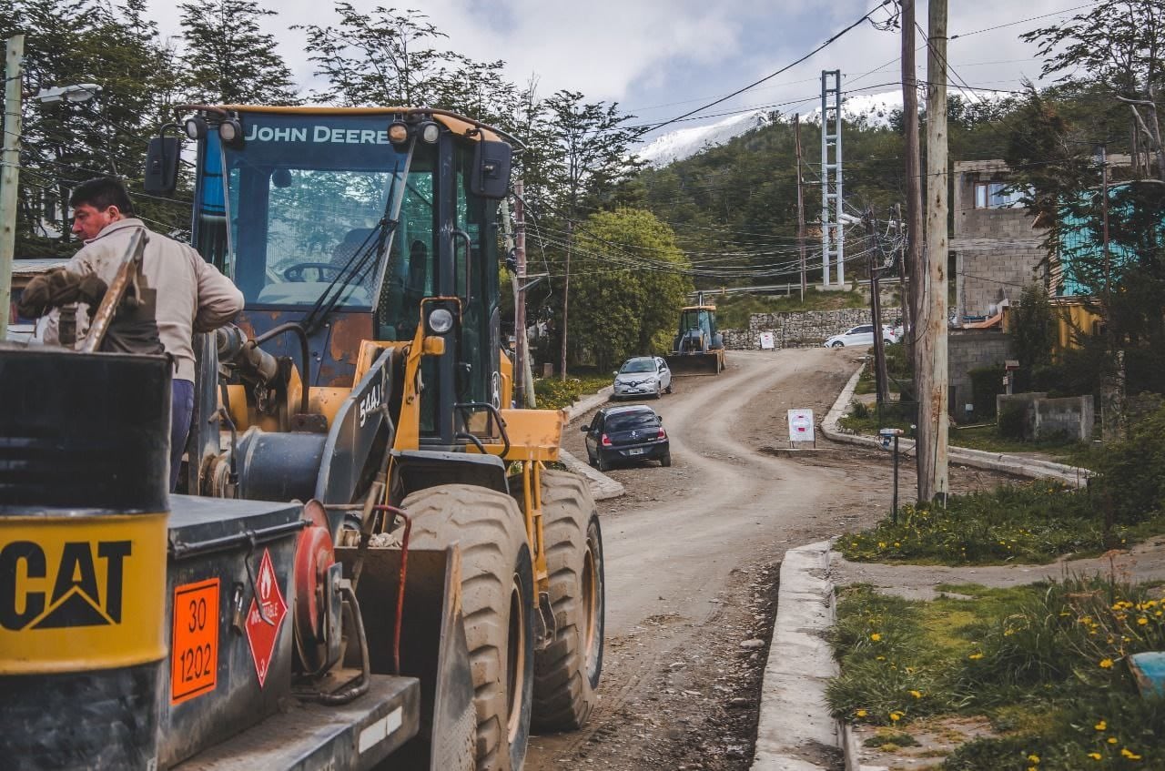 Los operarios trabajan en la pavimentación de calles teresa de Calcuta y Calafate.