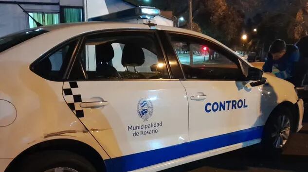 La moto chocó contra un móvil municipal de control