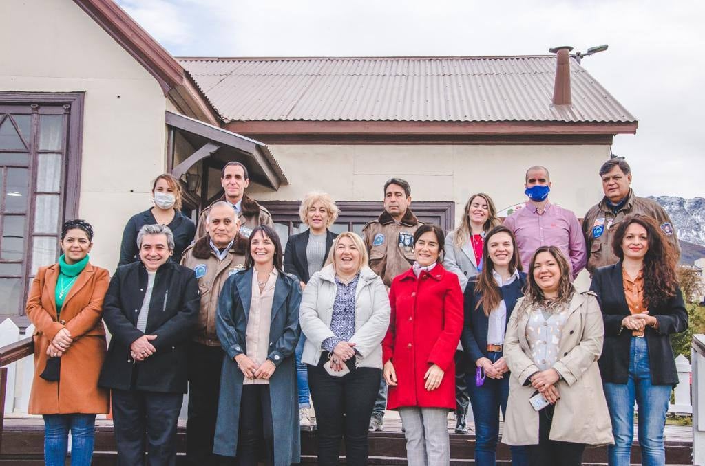 Funcionarios municipales, Veteranos de la Guerra de Malvinas, la diputada Rosana Bertone e hijos "Herederos de la Causa Malvinas", acompañaron a la VGM Mariana Soneira en el homenaje a las mujeres Veteranas de la Guerra de Malvinas por su rol durante la Gesta.