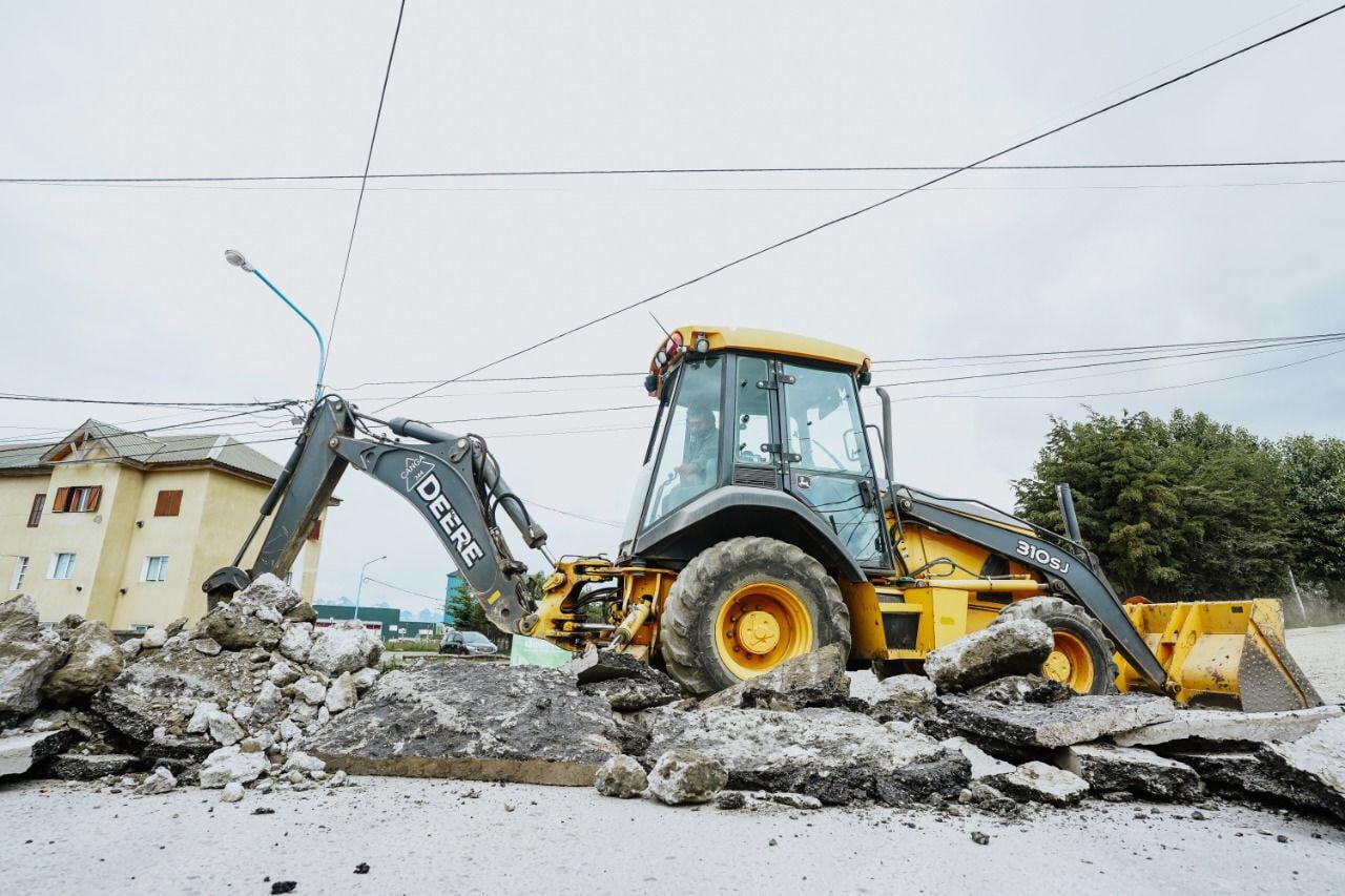 La Municipalidad de Ushuaia realiza trabajos en la calle Pontón Río Negro.