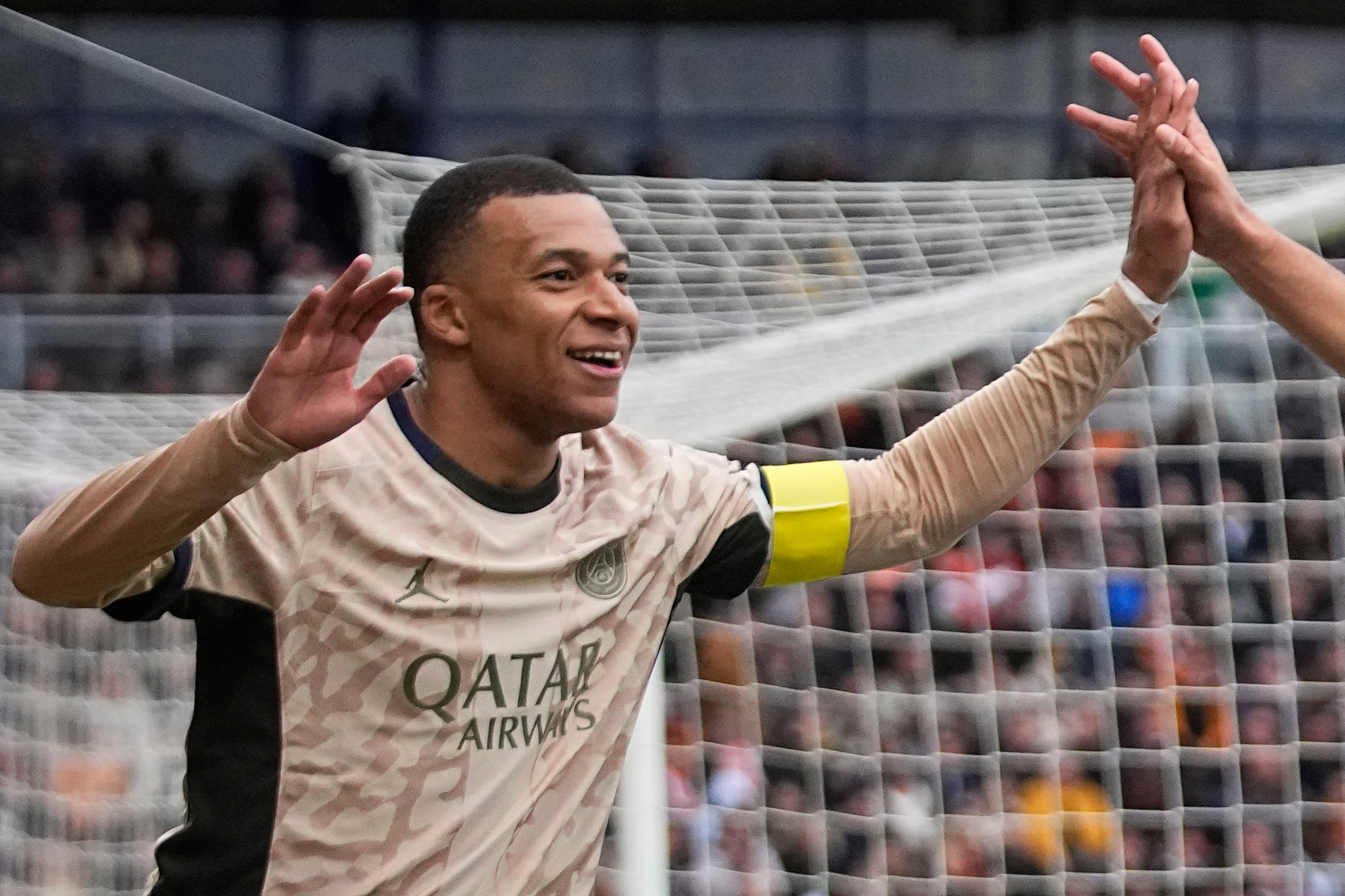 Kylian Mbappé celebra tras marcar el segundo gol del Paris Saint-Germain ante Lorient en la liga francesa, el miércoles 24 de abril de 2024. (AP Foto/Michel Euler)