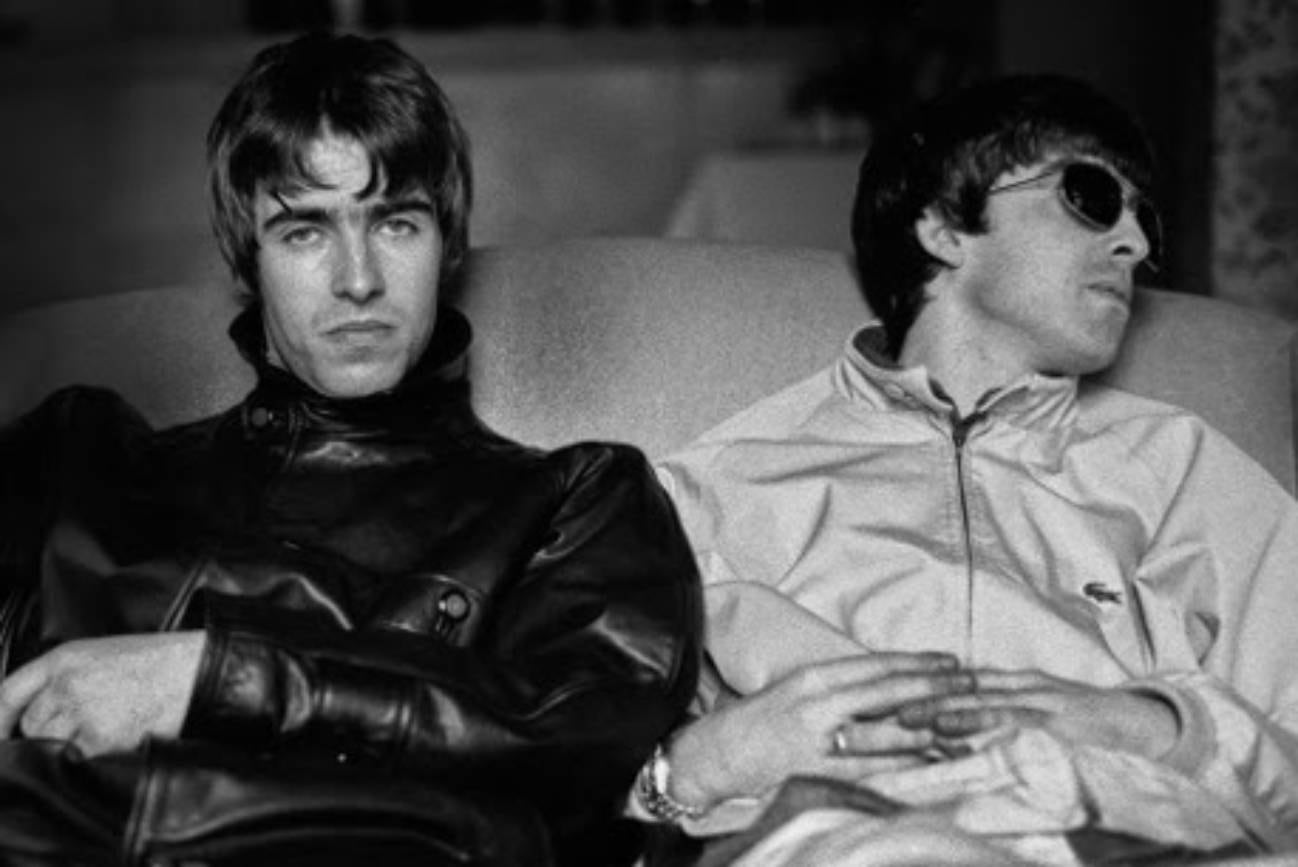 Liam y Noel Gallagher, en la lente de Kevin Cummins. (Sony Music/ Kevin Cummins)