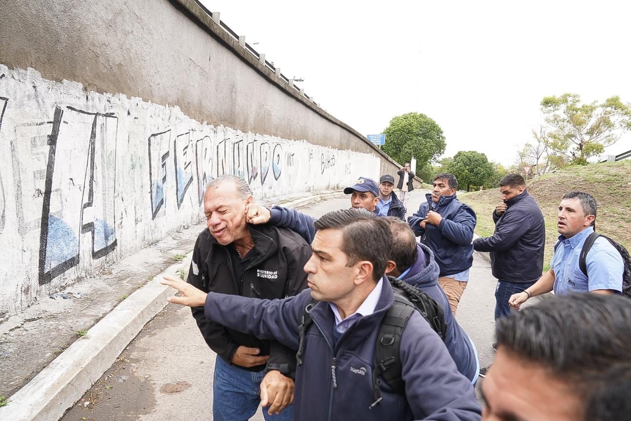 Protesta de colectiveros. Así fue la agresión a Sergio Berni. Foto: Maxi Failla / Clarín.