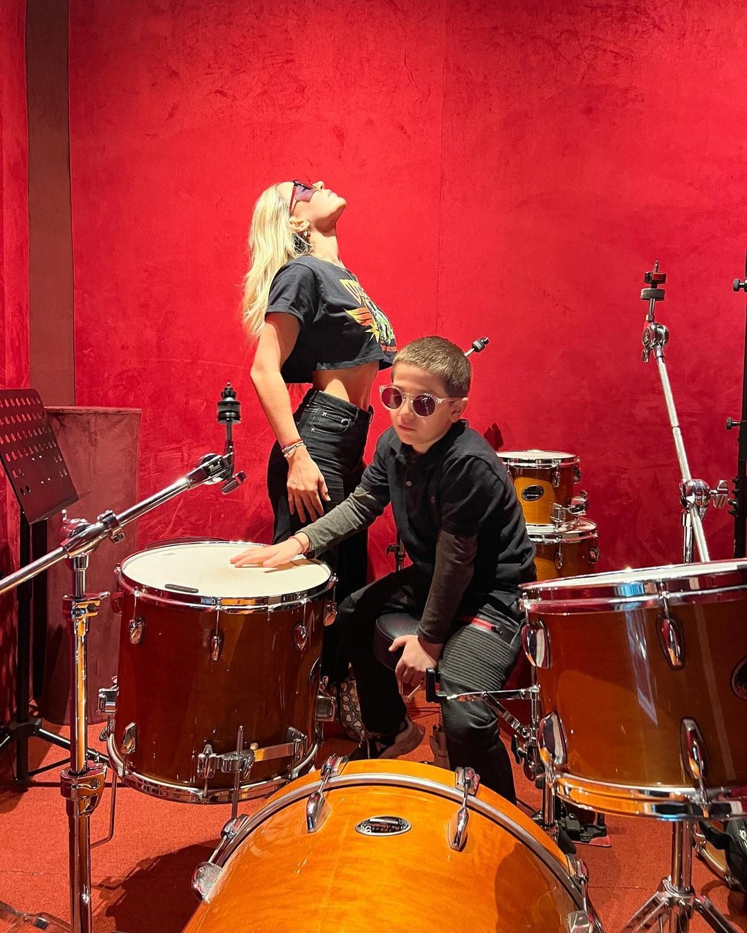 Jimena Barón y su hijo Morrison posaron a puro rock durante la grabación del nuevo disco de “La Cobra”.