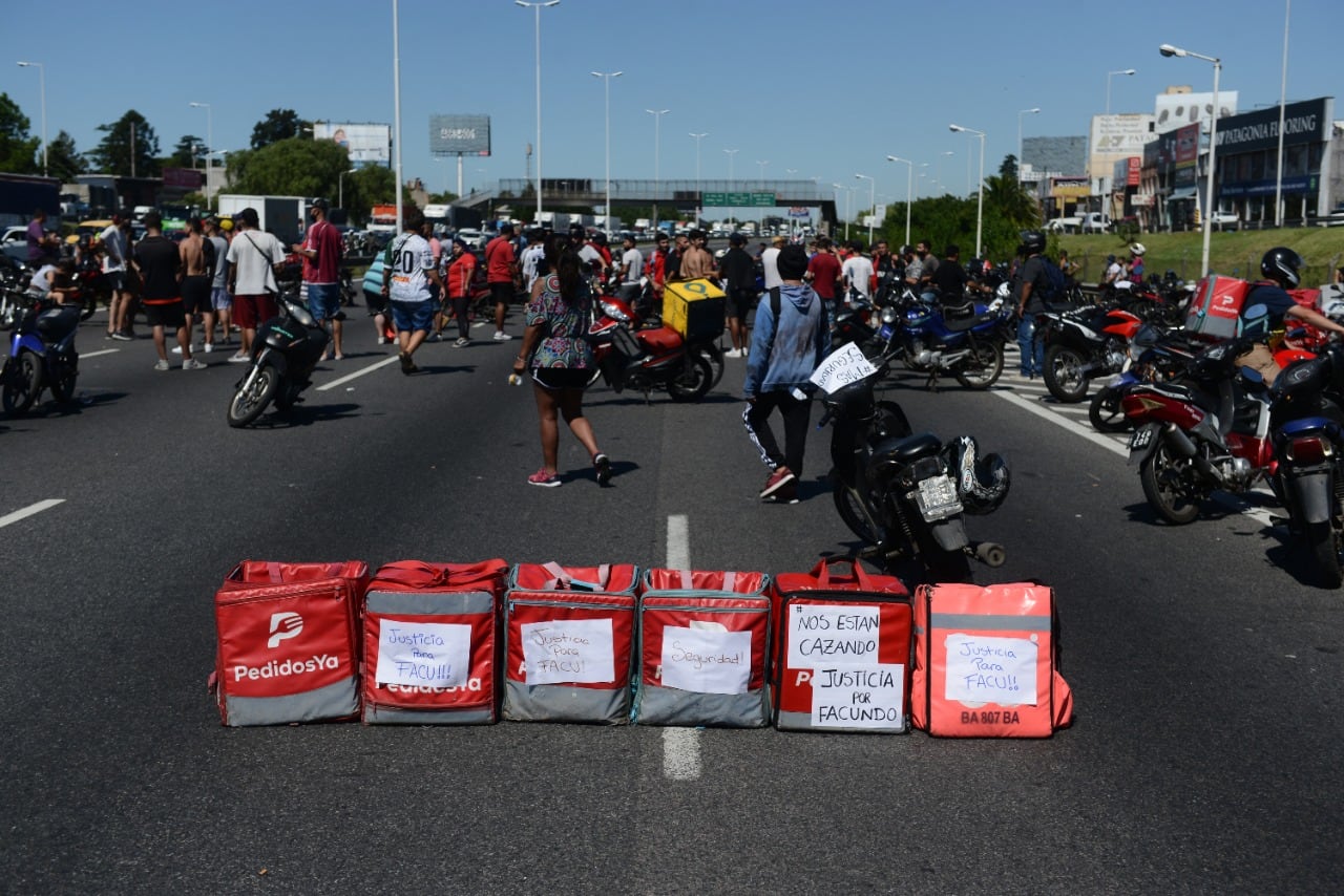 Repartidores de Pedidos ya cortan el Acceso Oeste km 23 ambas manos para pedir justicia por Facundo. Repartidor recibió un disparo en la cabeza robarle moto.