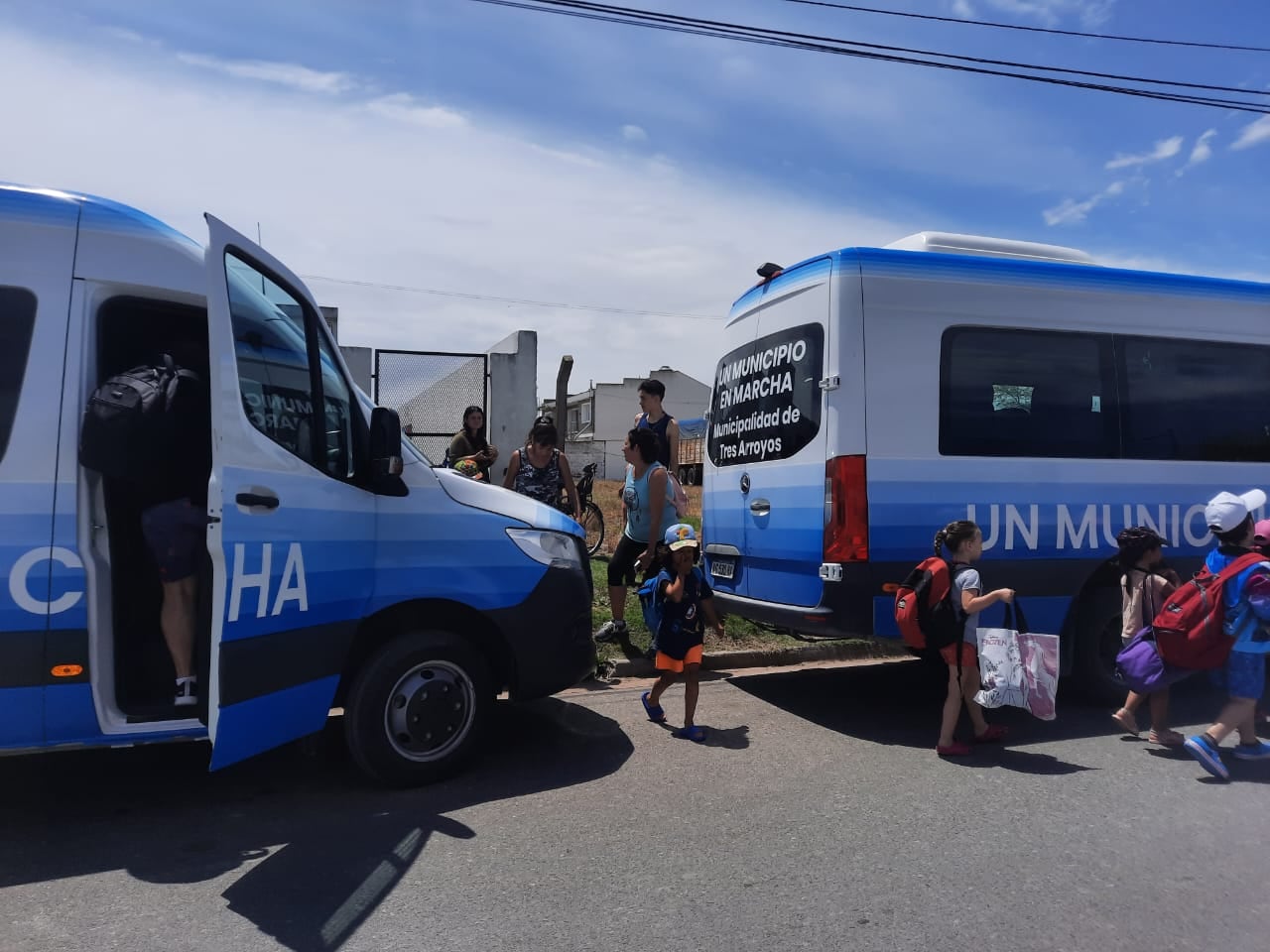 alumnos de los Jardines 915 y 921 viajaron a Claromecó en las combis municipales