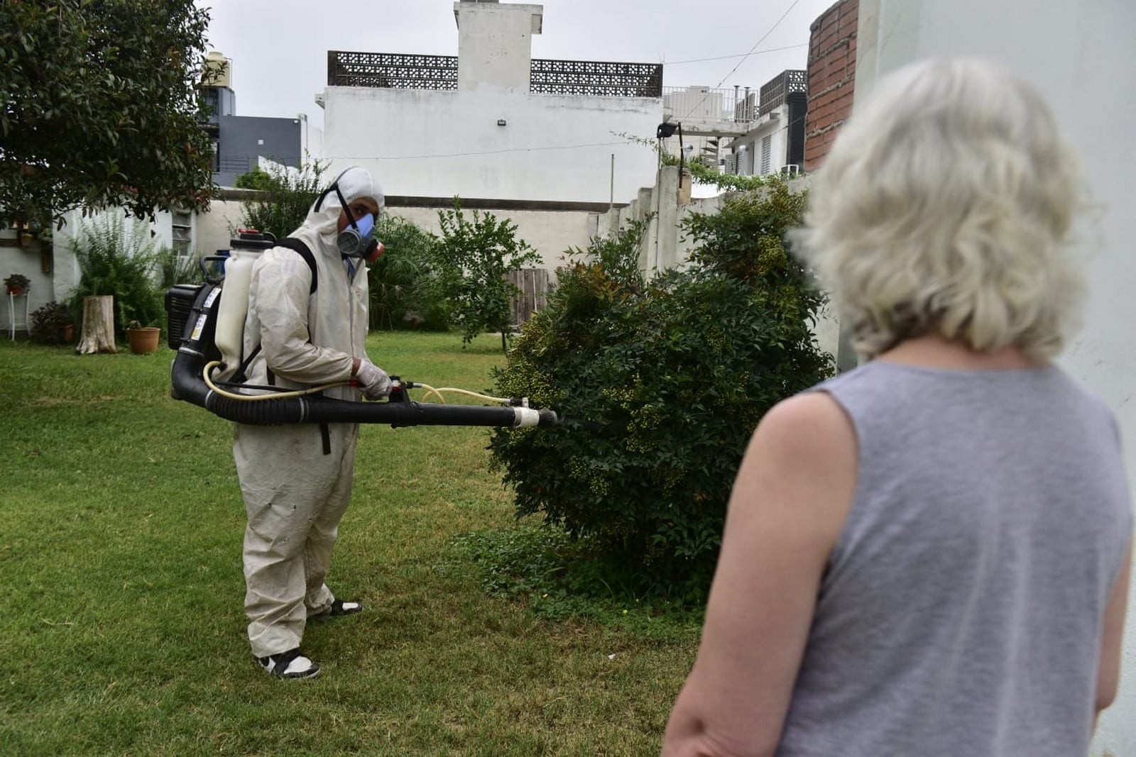 Fumigaciones contra el dengue en Alta Córdoba. (José Gabriel Hernández / La Voz)