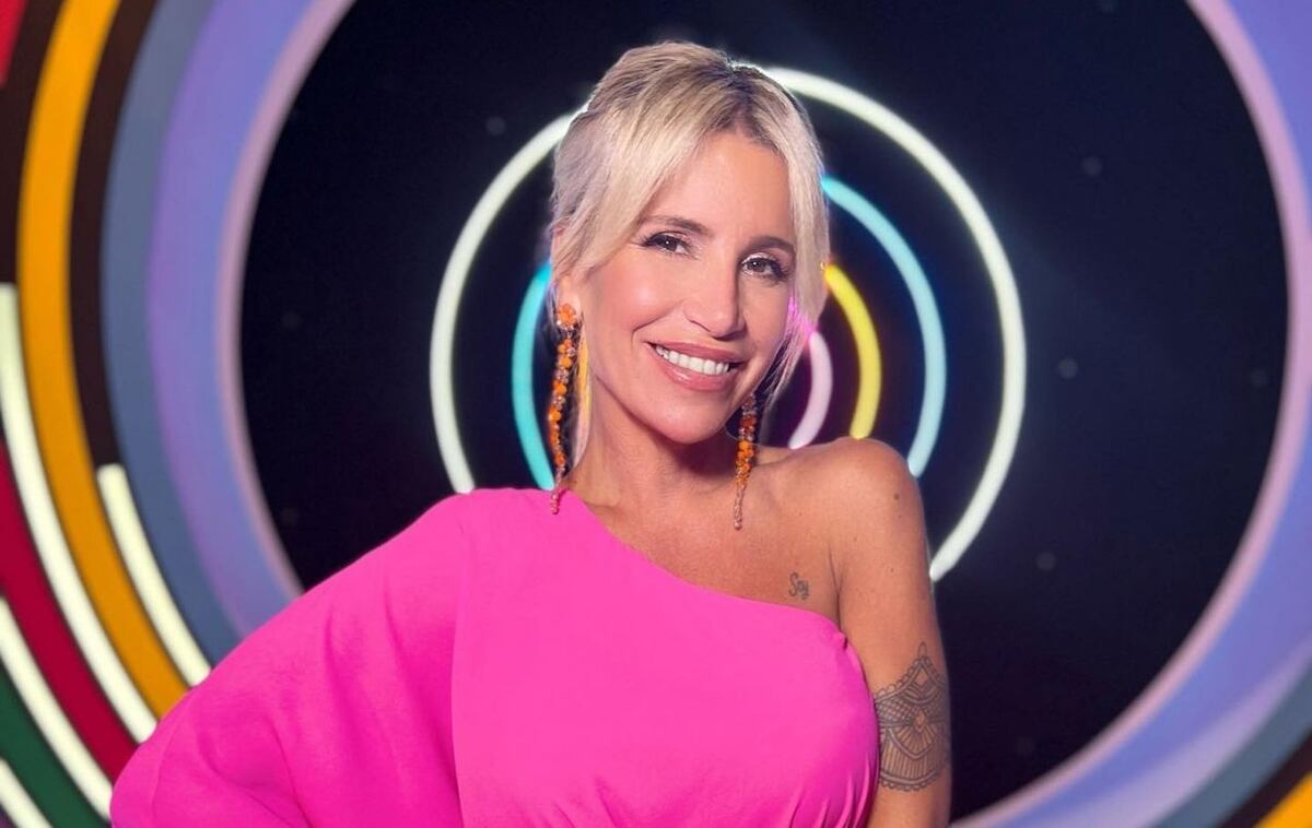 Flor Peña sorprendió en su programa con un vestido con escote y aberturas