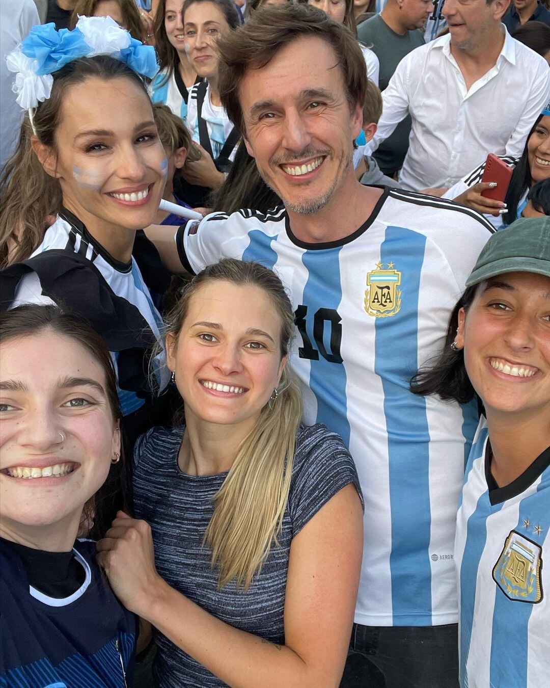 Pampita accedió a sacarse fotos con todos los que le pidieron.