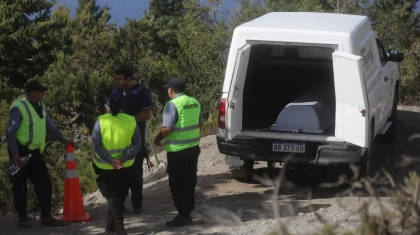 El joven fue hallado muerto en el cerro y se investigan las causas del deceso.