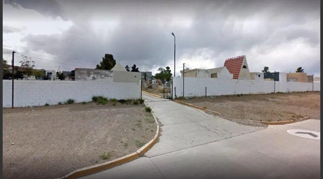 Jóvenes en estado de ebriedad ingresaron al cementerio y abrieron un ataúd para despedir a un familiar.