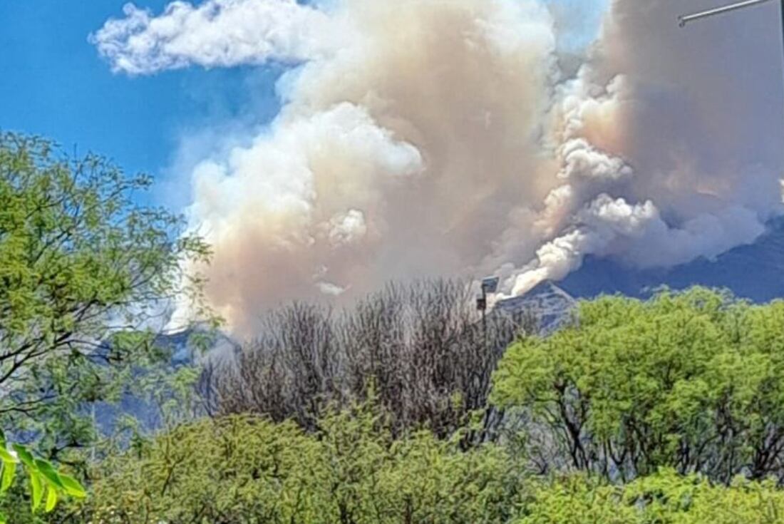 El frente de incendio visto desde San Luis, más atrás está el límite con Córdoba. (Info Merlo)