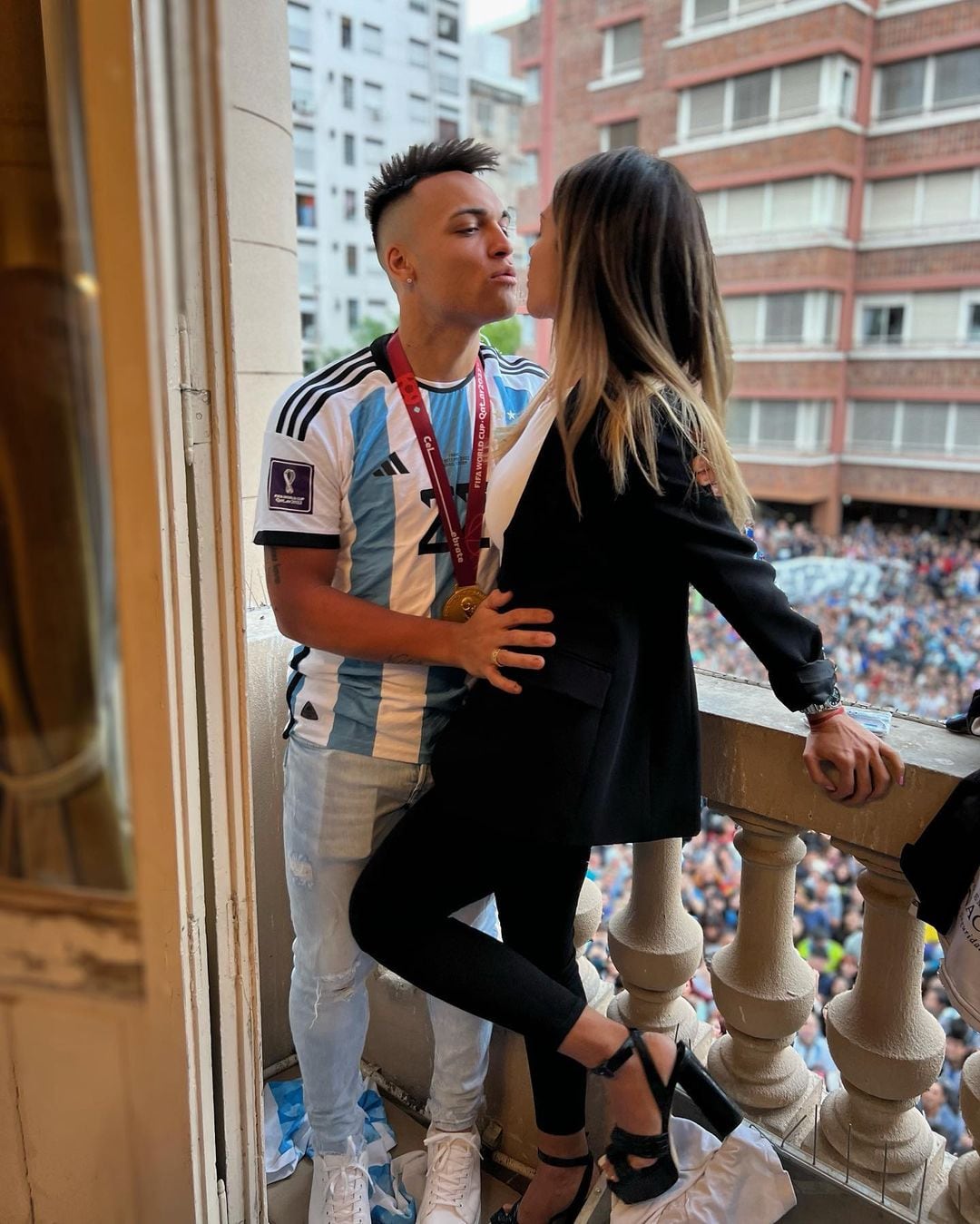 Agustina Gandolfo compartió unas tiernas postales de la ovación a Lautaro Martínez en Bahía Blanca