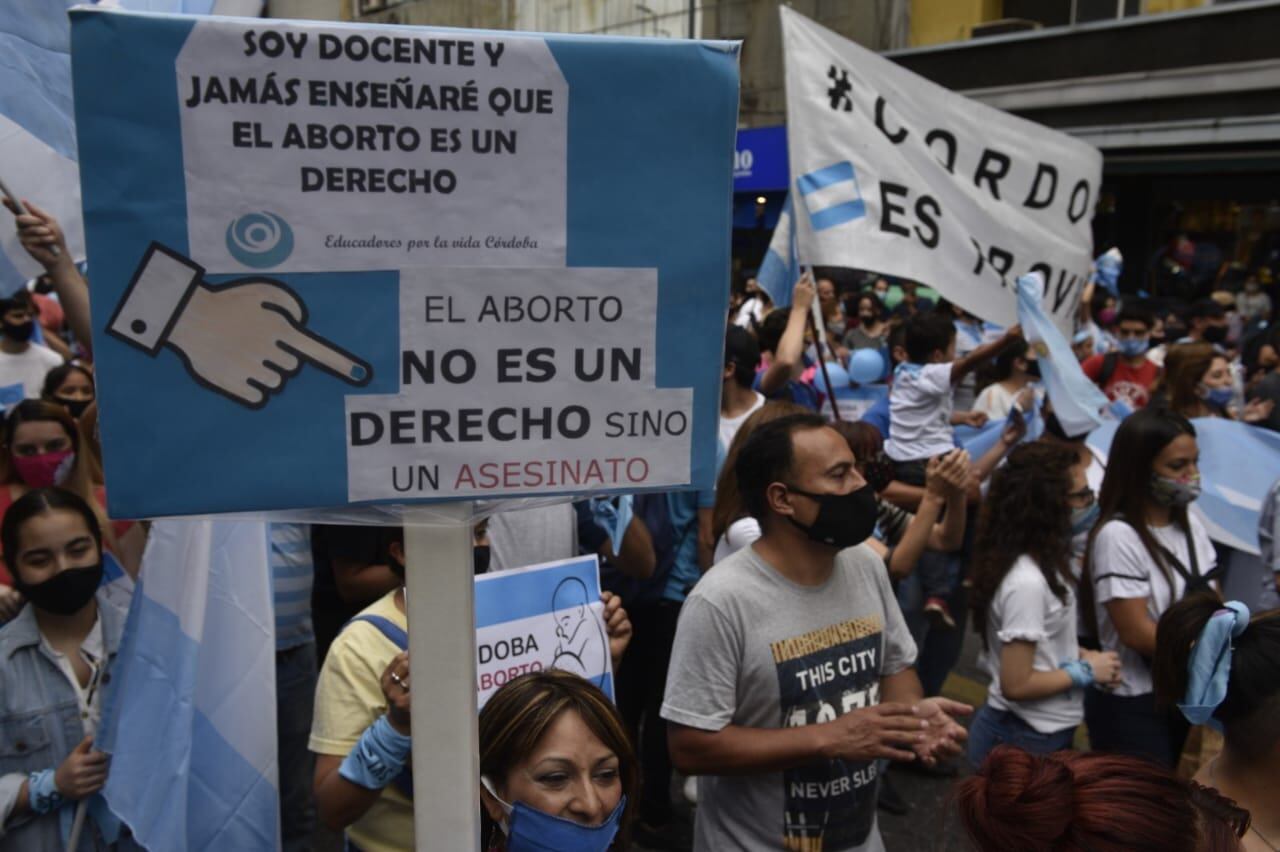 Organizaciones pro vida de Córdoba marcharon por las calles de la ciudad.