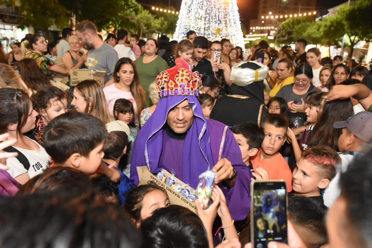 Los reyes magos también entregaron regalos en el centro