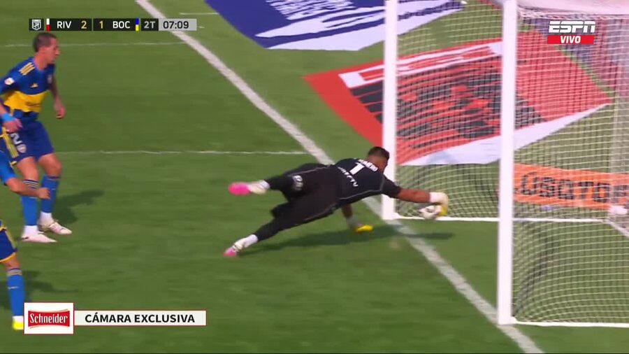 El momento en el que Sergio Romero reacciona ante el rebote de la pelota en Lema antes de lo que pudo ser el segundo para River en el clásico ante Boca.