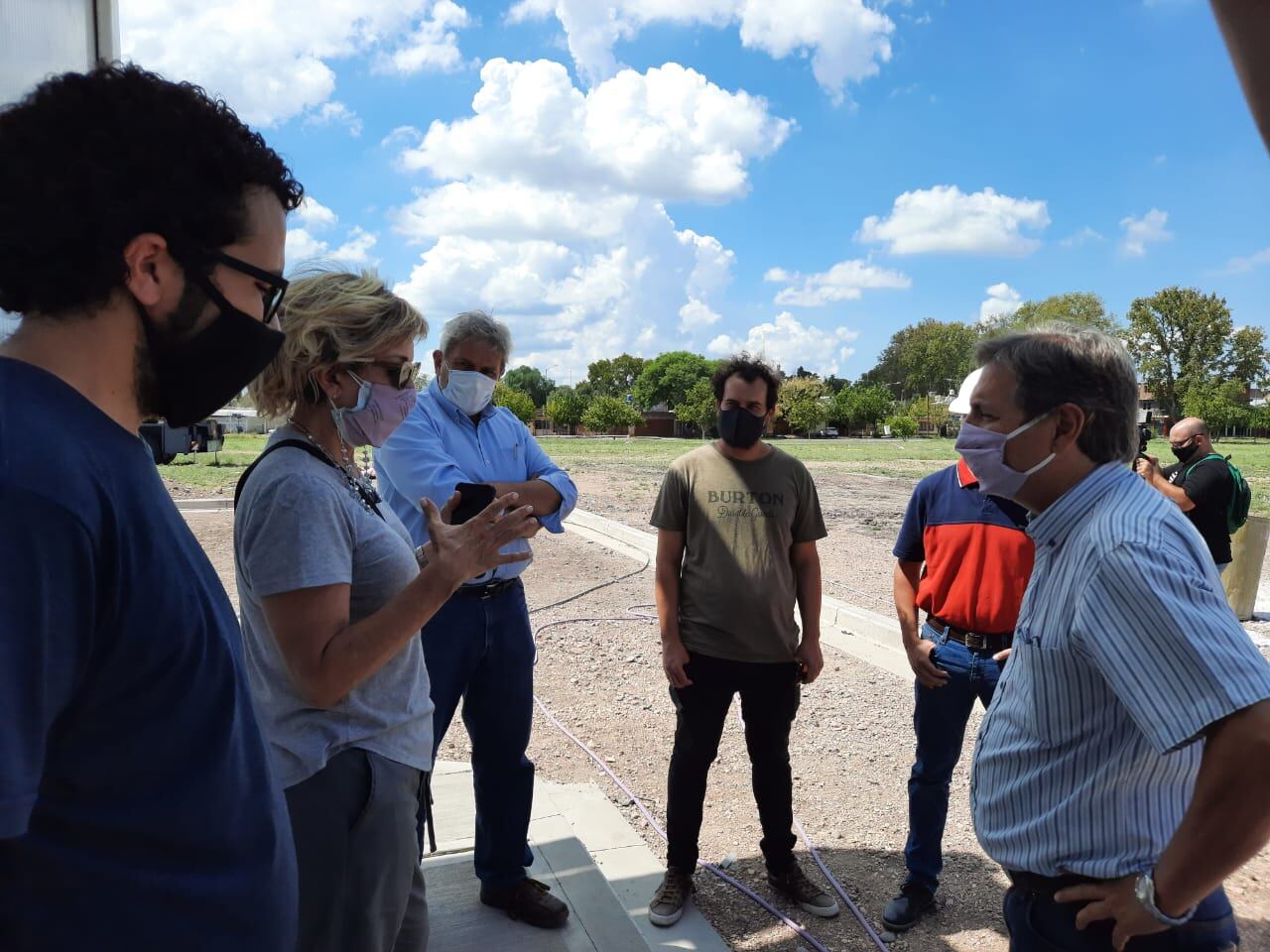 Emir Félix recorrió la obra del centro modular sanitario. 
