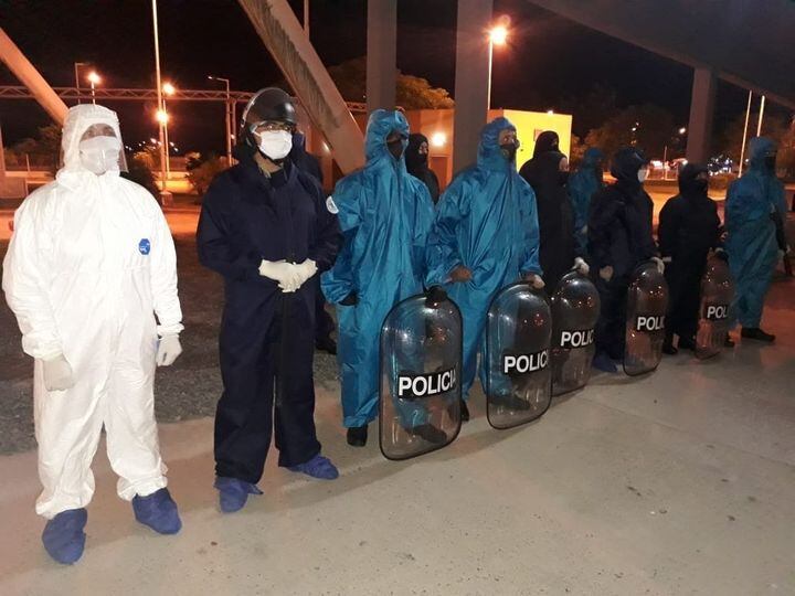 Como en un motín carcelario la policía antidisturbios llegó al cincuentenario. Eso si respetando los protocolos