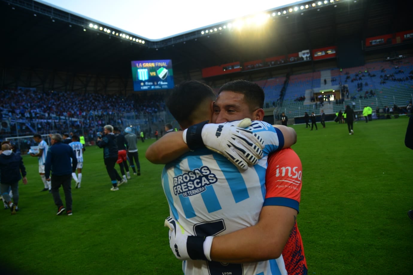 "Calidad" Rodríguez atajó un penal y fue clave en la consagración de Racing que ascendió a la Primera Nacional. (Javier Ferreyra / Enviado Especial)