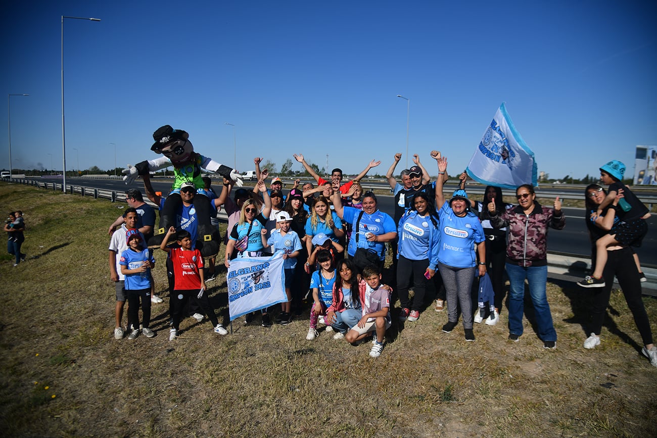 Vuelta olímpica de Belgrano. Hinchas del club esperando la caravana en el puente Sabattini. (Pedro Castillo / La Voz)