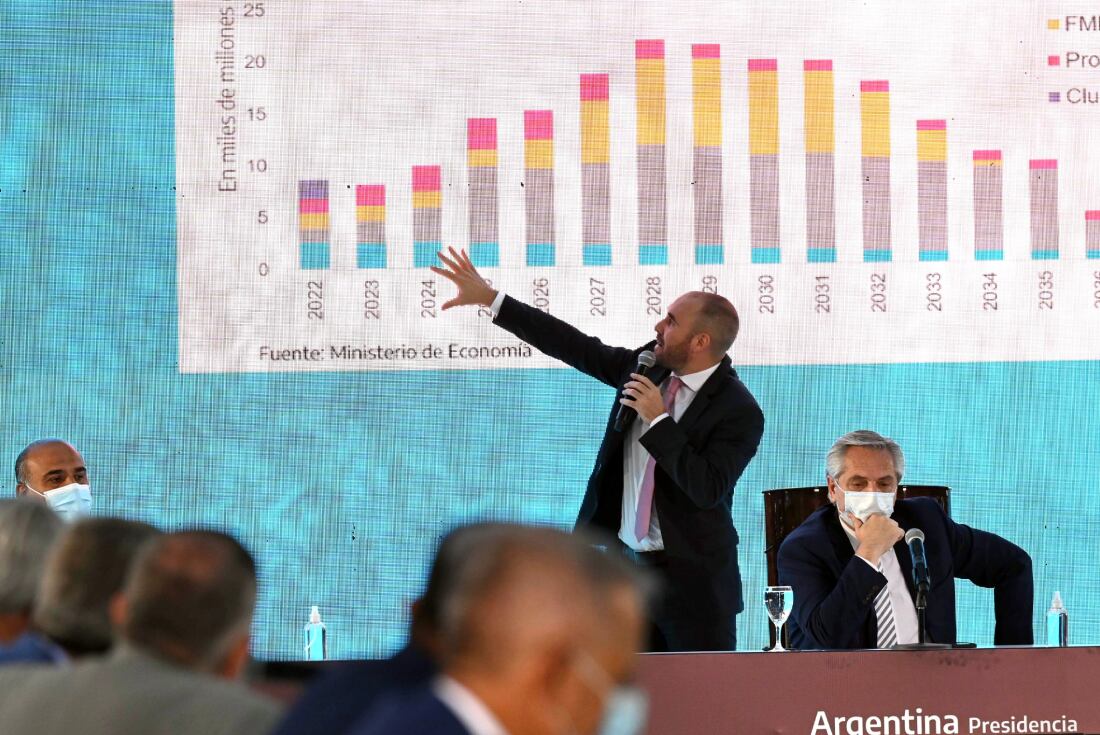 El ministro de Economía explicando en el Congreso los detalles del acuerdo con el FMI.