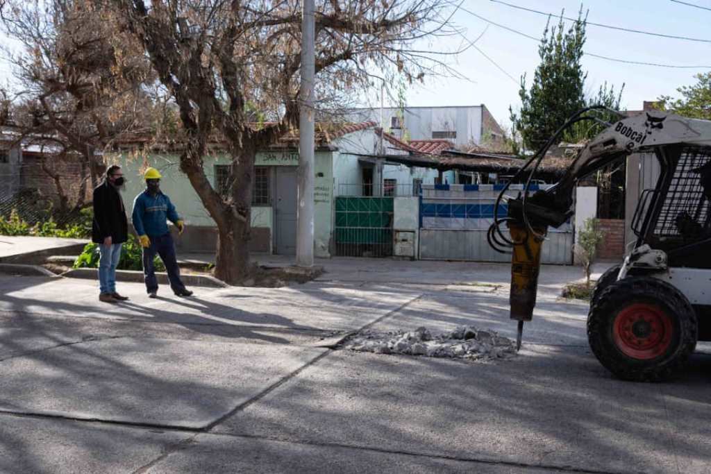 Después de más de una década de espera, comenzó la construcción de la red cloacal en Alvear Oeste. Foto 