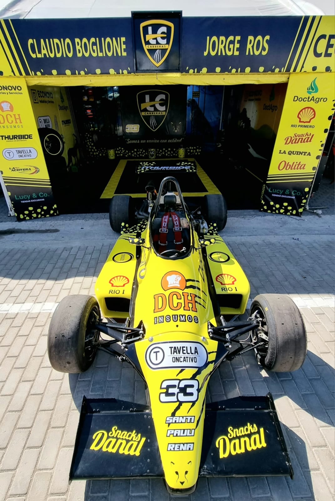 El equipo "LC Carreras" muestra una imagen profesional dentro del automovilismo amateur zonal cordobés. Gran compromiso.