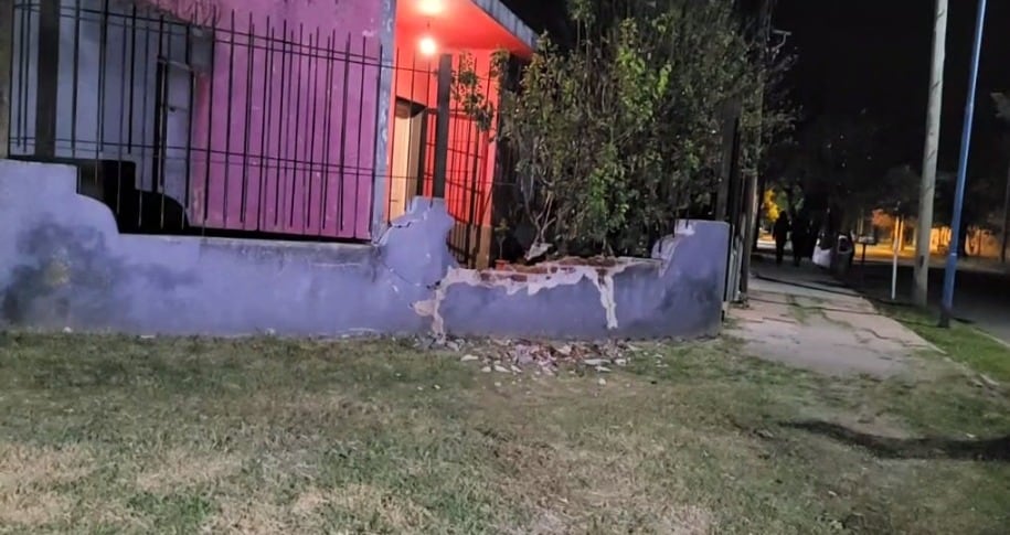 Insólito: robaron una pala cargadora, pero al no saber manejarla, hicieron destrozos en un barrio de Villa Mercedes