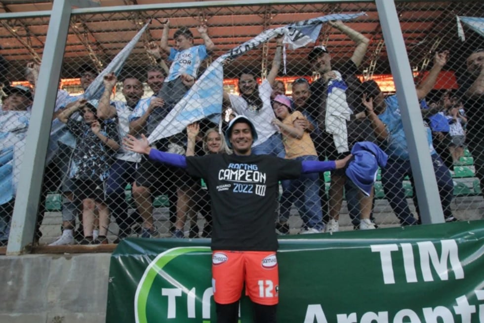 Emanuel Sacha Becerra festejando el ascenso de Racing de Córdoba.