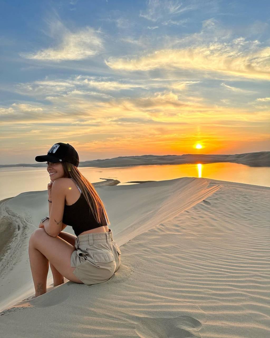 La rosarina pasó una tarde bajo el sol del desierto durante su viaje para ver el Mundial.