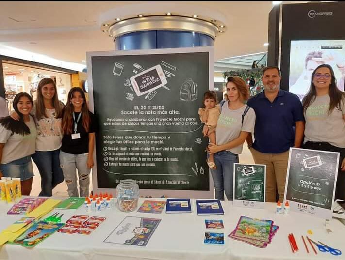 Miembros del proyecto, durante la cuarta edición, en su stand del Mendoza Plaza Shopping.