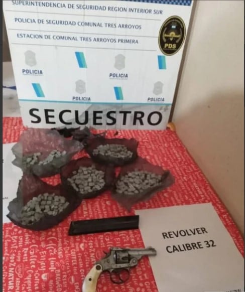 Allanamientos en Tres Arroyos y Claromecó: incautan 500 pastillas de éxtasis, armas y otras drogas