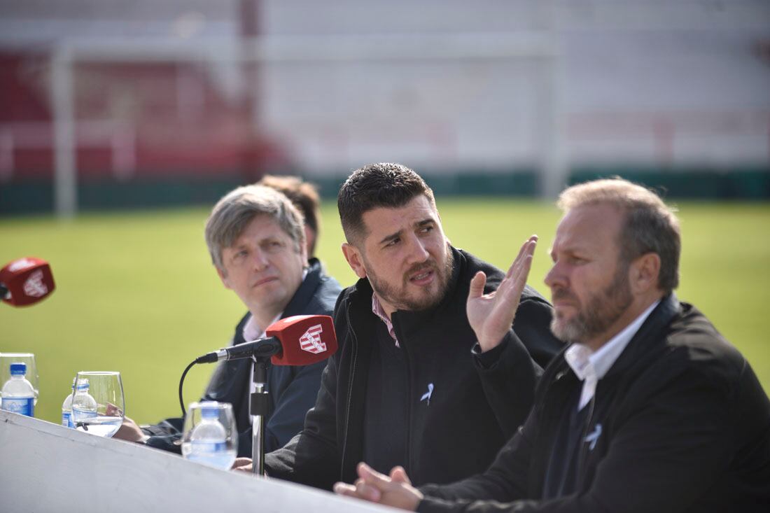 Cavagliato en la conferencia de prensa en la que anunció la obra para la nueva iluminación en la cancha de Instituto  ( Ramiro Pereyra/ La Voz)