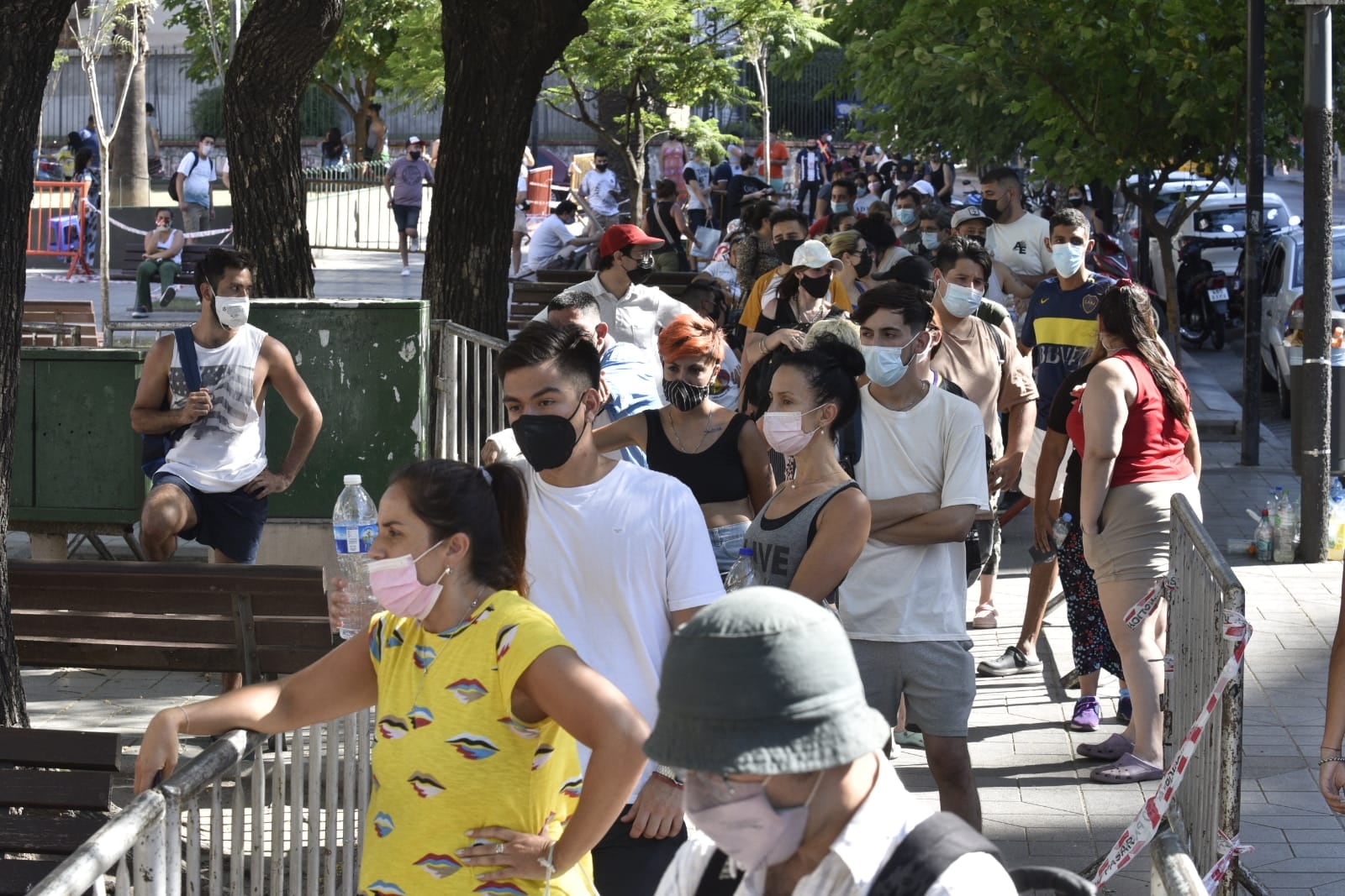 Testeos e hisopados en la ex Plaza Velez Sarsfield por rebrote de covid coronavirus en la coiudad de Córdoba 26 diciembre 2021 foto Ramiro Pereyra