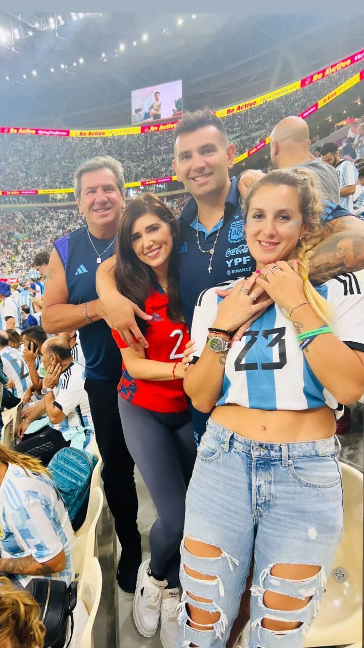 Alberto y Alejandro Martínez junto a Madhina y Ludmila alentando a la Selección en Qatar.