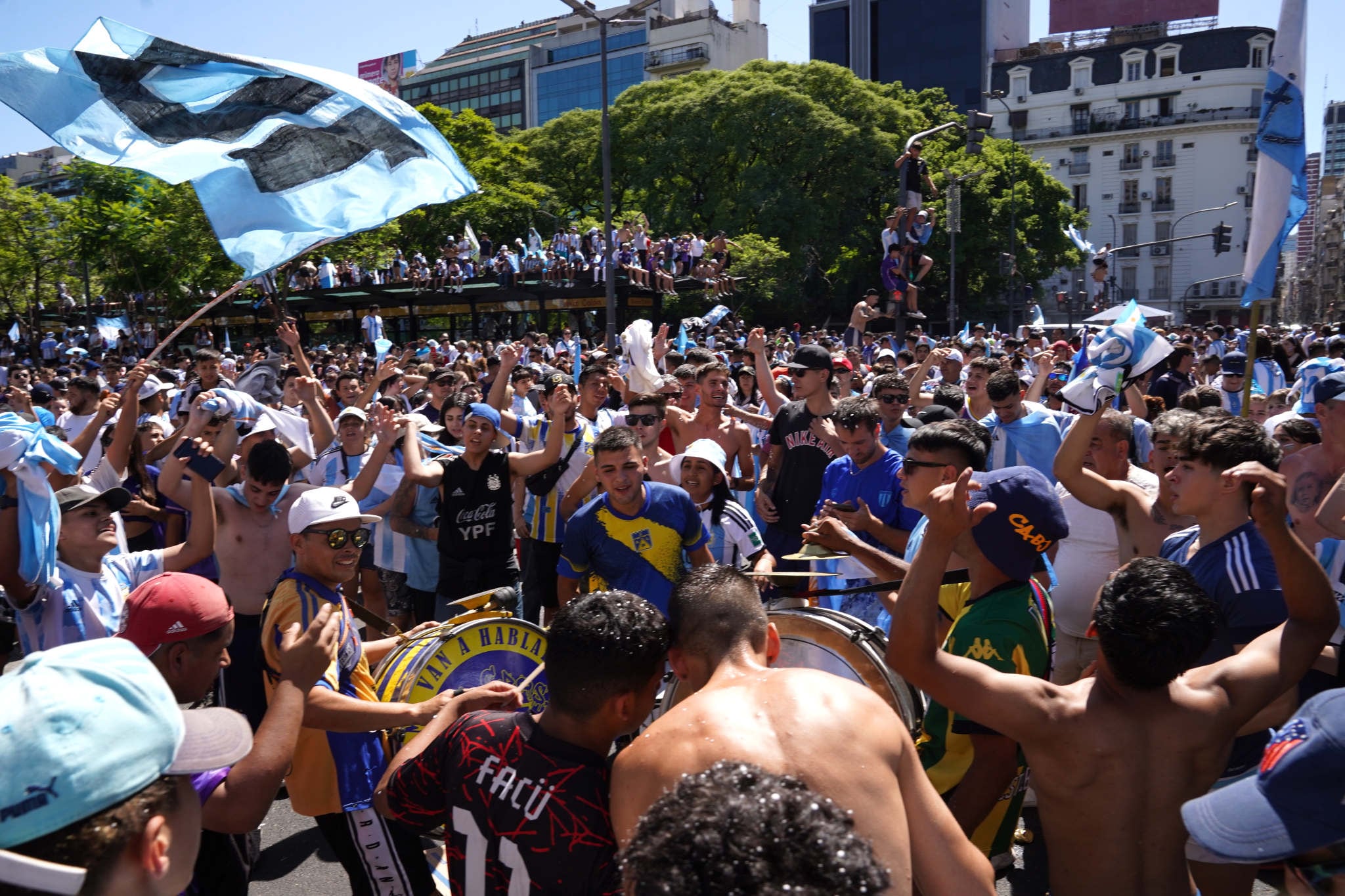 ARGENTINA CAMPEÓN GENTE SE JUNTA PARA VER LA CARAVANA EN EL OBELISCO PLAZA DE MAYO Y EZEIZA AFA
FOTO CLARÍN