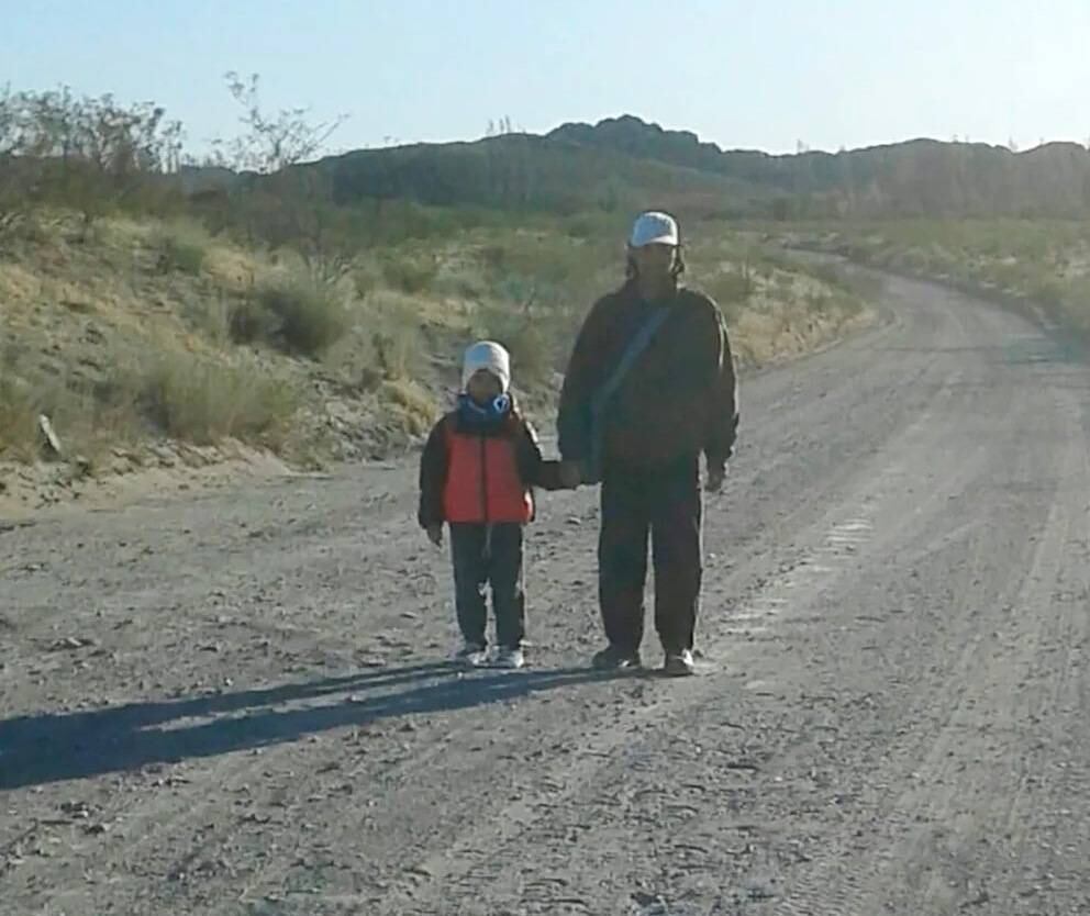 Daniel, el papá, acompaña a Damir a la escuela.