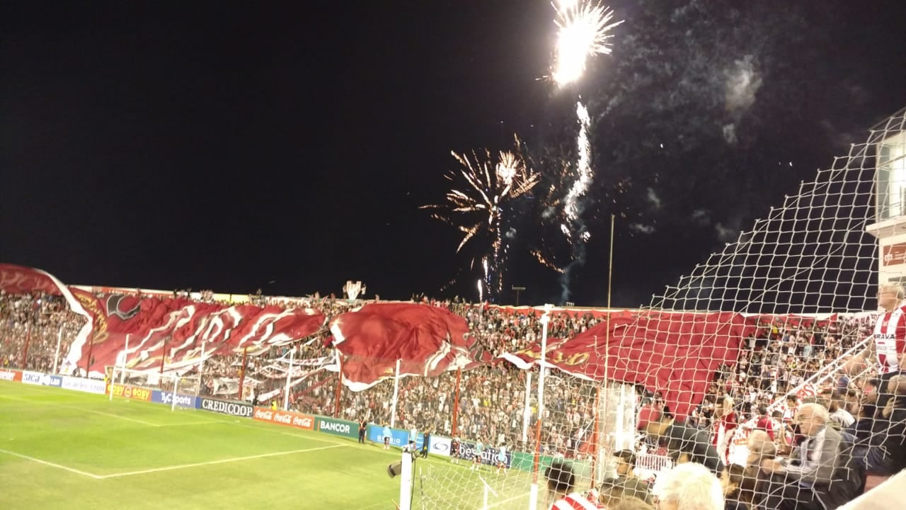 La celebración de los hinchas de Instituto, a los 19 minutos 18 segundos en el segundo tiempo ante Ferro. (Javier Ferreyra)