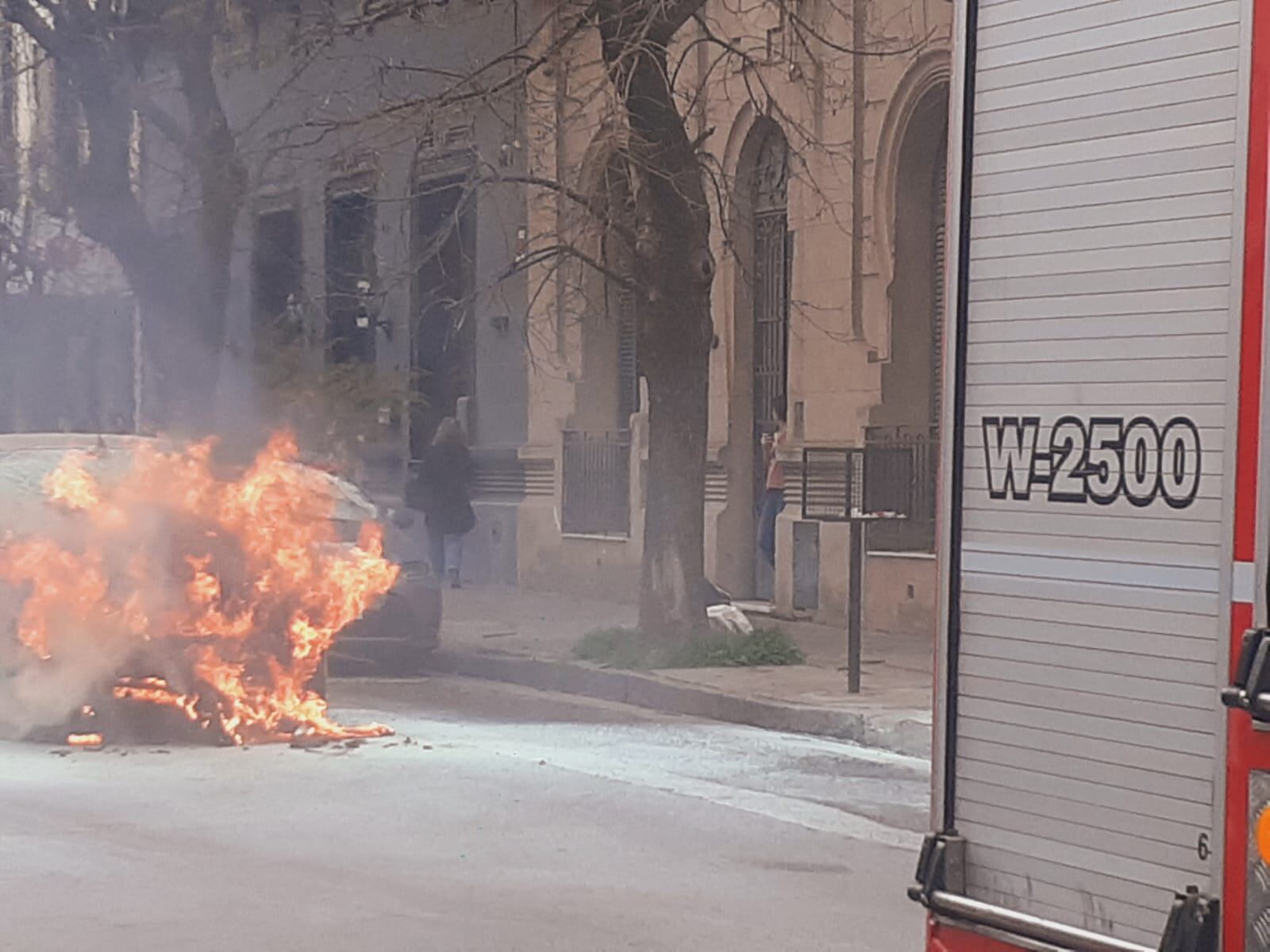 Se incendió un vehículo en calle 1810 entre Moreno y Sarmiento